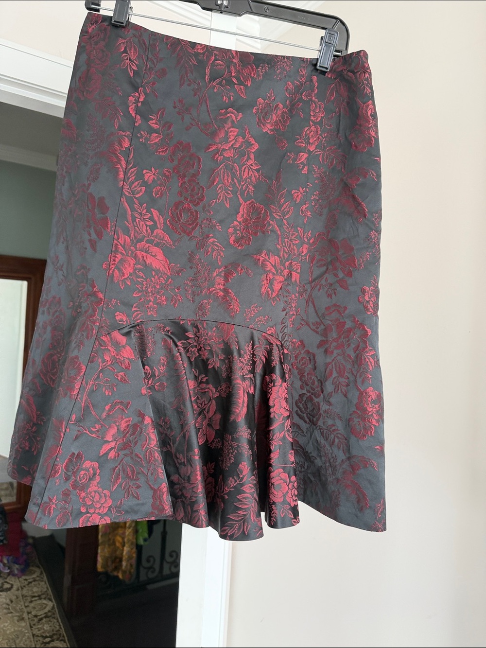 Ann Taylor Black and Red Floral Ruffle-Hem midi Skirt size 8